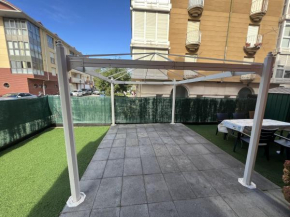 Apartamento en playa con jardín